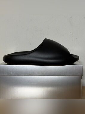 Yeezy YZY YS-02 Coal Black Slides Size 11 Brand New In Box